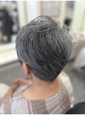 グレーヘアのショートスタイル