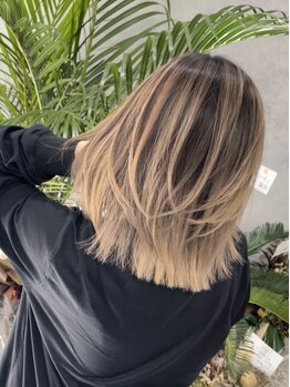 フク ヘアーワークス バイ フェニーチェ(fuku hair works by FENICE)の写真/ブリーチのダメージを極限まで減らし、ダメージレスで透明感のある仕上がりに。