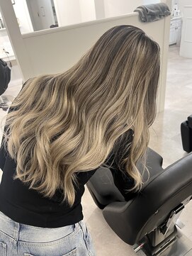 ヴィア(Via) 10代20代30代ハイライトバレイヤージュ髪質改善レイヤーカット