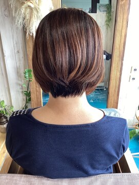 アオ(Ao602) 前下がりショート