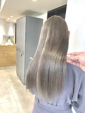 イリ 心斎橋(ili) グレージュカラー