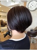 暗め髪色の前下がりショート