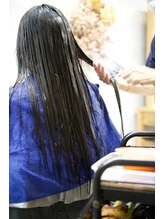 最後に形状記憶させる薬剤を塗布。ストレートを定着させていきながら同時に栄養補給も行います。