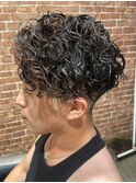 ツイストスパイラルパーマセンターパート緩めパーマヘアメンズ