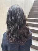 ロング強めスパイラルハードパーマ暗めカラーウェーブヘア黒髪