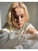 ブロンドベージュのミニボブ
