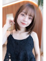 20代30代大人可愛いグレージュカラー斜めバングショートボブ