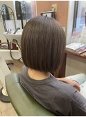 くすみオリーブ×前下がりボブ