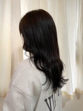 ピンキーウエスト レイヤーカット巻き髪スタイル