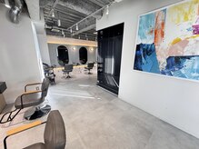 リプロ(Repro)の雰囲気（お客様同士が干渉しないゆとりのあるセット面の配置にしています）