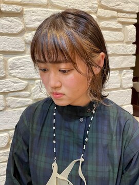 バルス(BLS) 顔周りのハイライトも可愛い！ミディアムボブ×インナーカラー