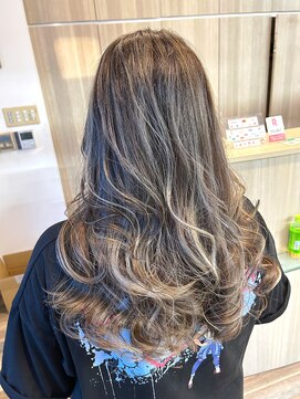 ラヴィエール(LAVIERE by R-EVOLUT) ハイライト　グレージュカラー　白髪ぼかし　レイヤーカット