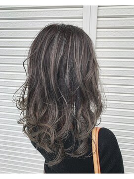 カカフロントオブザミラー(KaKa front of the mirror) バレイヤージュじゃない。普通のハイライト!