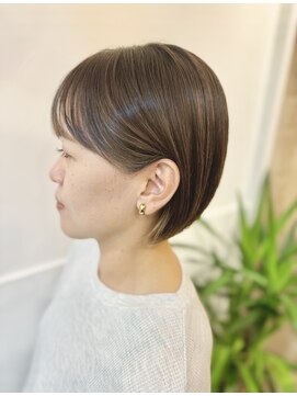 バドゥ(bud) ボブ　ハイトーンボブ　ミニボブ　ハイライトカラー　ベージュ