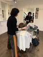 テン ディー(TEN D) Parisの研修サロンにて。
