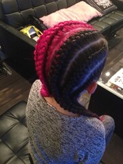 黒ピンク　２トーン　コーンロウ　トリックヘアー