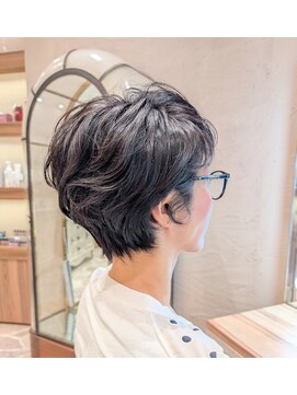 ビューティーセラーバイハリウッド(BEAUTY CELLAR BY HOLLYWOOD) 大人かわいいウエーブスタイルショート