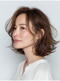 40代の品を引き立てる“軽やかエアリーショートボブ