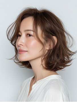 40代の品を引き立てる“軽やかエアリーショートボブ