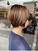 白髪ぼかしの入った丸みショートスタイル