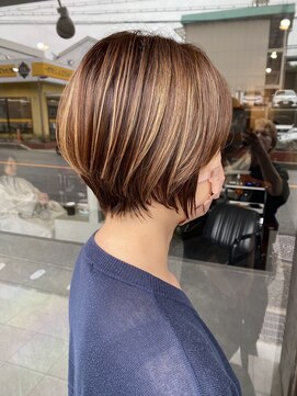 ソラーナ(SOLANA) 白髪ぼかしの入った丸みショートスタイル