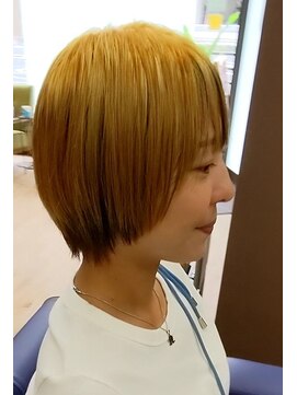 ブルブンガ(Berbunga) ストレートショートヘアツートンカラー×ハイトーンカラー