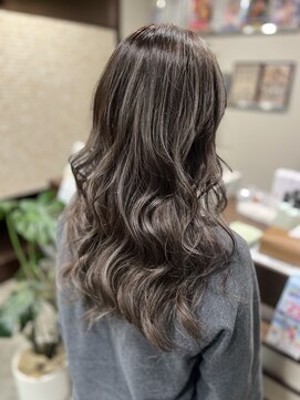 グレージュハイライト白髪ぼかし　脱白髪染め