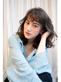 顔周りが決め手！軽やかウェーブくびれミディ