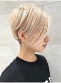 シャープで涼しげな印象の前下がりショート