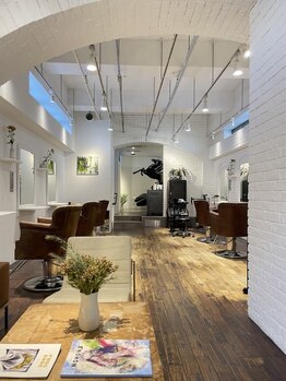 シックスヘアーメイク(6six hair make)の写真/【赤坂駅】光の差し込む温かな店内。大名のビルの一画にある知る人ぞ知る大人女性に大人気の隠れ家サロン◇