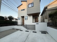 左側のサインポールが目印です♪左側がお店玄関です