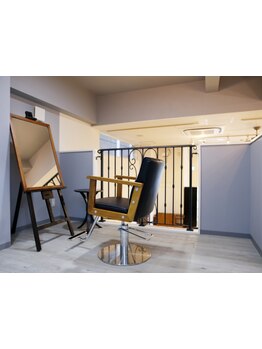 4席のみ、半個室あり。1席ずつの間隔が広いので、ゆったり自分だけの極上サロンTimeを[髪質改善/反町]