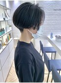黒髪クール刈り上げハンサムショートツーブロックセンターパート