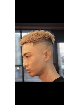 タイト スワッグ バーバーワークス(TIGHT SWAG BARBERWORKS) スキンフェード×ジェリカールパーマ