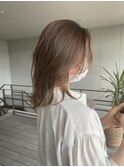 柔らかいヘアカラーとミディアムレイヤー