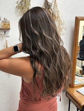 リングバイモアムー(Ring by Moremuu) Issy  デザイン　ハイライト