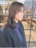 ミディアムヘアに透明感のあるカラー