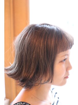 モス(moth) ハイトーン外はねスタイル