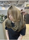 レイヤーと合わせて可愛い!ブロンドアッシュカラー