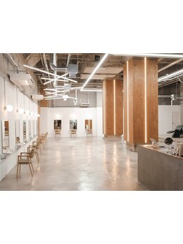 2階と地下1階の2フロアの店舗がある<sica>◇開放感のあふれる空間でゆったりとした時間をご提供致します＊