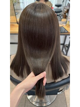 ロマリア ヒルズ 表参道 原宿(Lomalia HILLS) くすみブラウン[表参道/原宿/ケアカラー/ケアブリーチ/縮毛矯正]