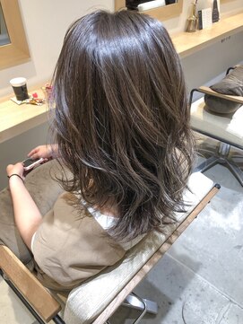 アミィヘアー(Ami Hair) ちょいレイヤーセミロング×シークレットハイライトonアッシュ