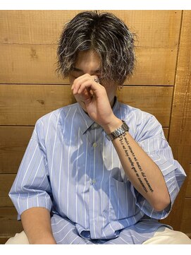 ツヅル(tsuzuru.) センターパートにツイストスパイラル！