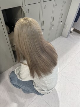 シカ 神戸三宮元町店(Cica) ブロンド ホワイトベージュ ハイトーン ブリーチ 三宮 元町