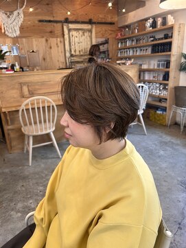 ウィークエンド(WEEKEND) ベージュ白髪ぼかしショートスタイル