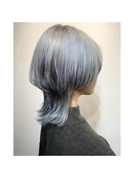 アトリア 横浜(Atria) ウルフカット シルバーホワイト