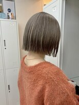 ヒビヲ(HIBIO) 横浜ボブケアブリーチダブルカラータッセルボブ切りっぱなしボブ