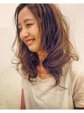 ルディック(Ludique) 大人女子のオリーブアッシュのセミロングカール