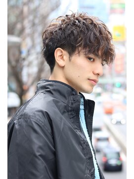 ネイビー(NAVY) 横顔も決まるツイストスパイラルでつくるフェザーマッシュ