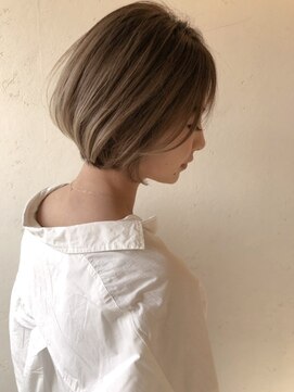 ゼンドットカラスマ(Zen.karasuma) ボブ白髪ぼかしカラー